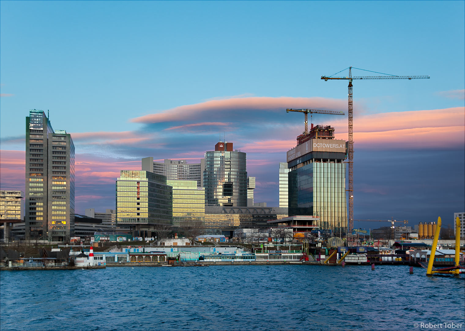 Die Wiener Donau City, mit dem in Bau befindlichem DC Tower 1 · Foto: Robert Tober