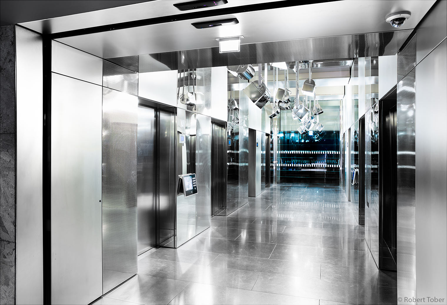 DC Tower 1, KONE Edelstahl-Fahrstühle · Foto: Robert Tober