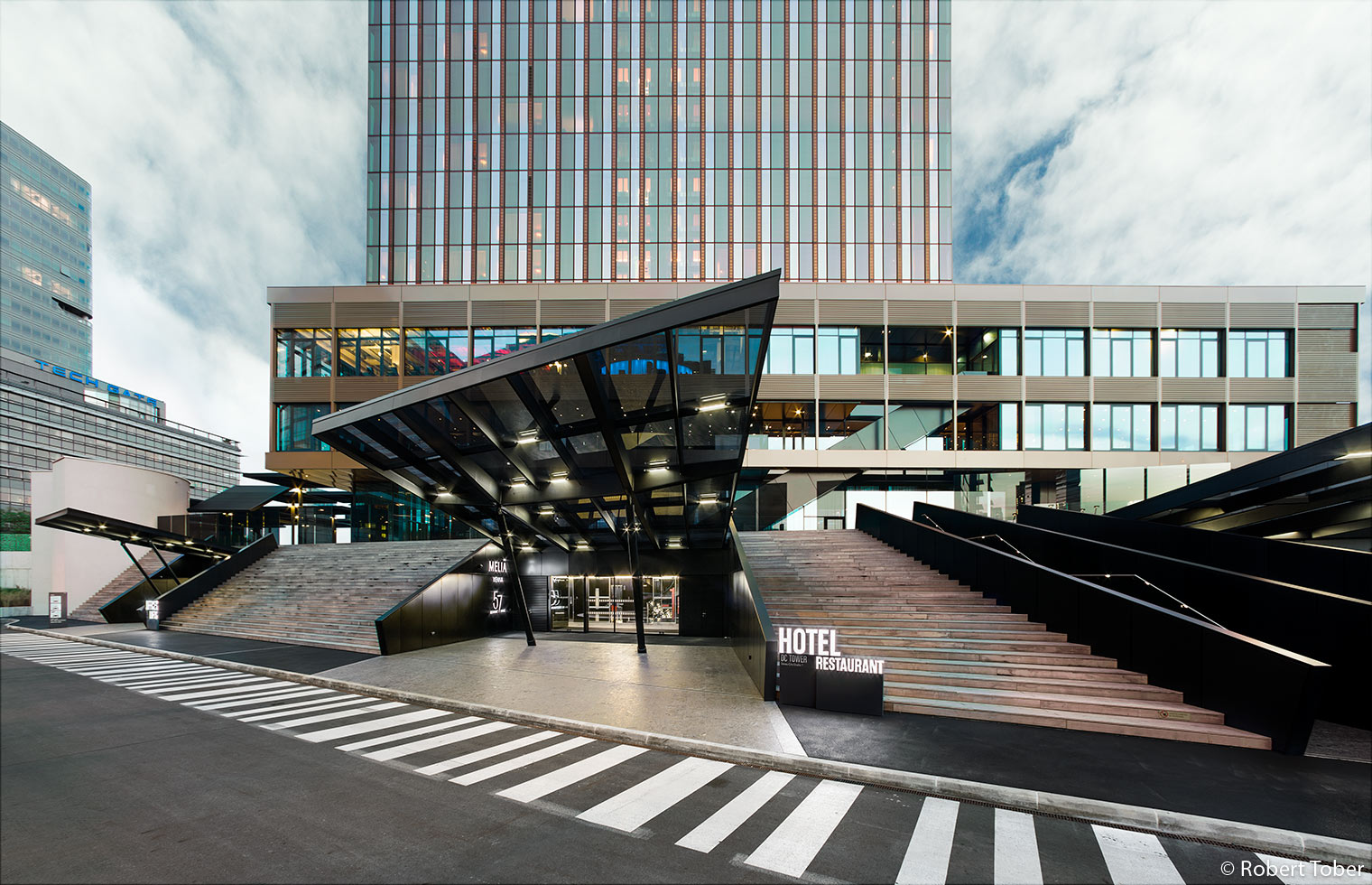 Eingang Hotel Meliá Vienna im Wiener DC Tower 1 · Foto: Robert Tober· Foto: Robert Tober