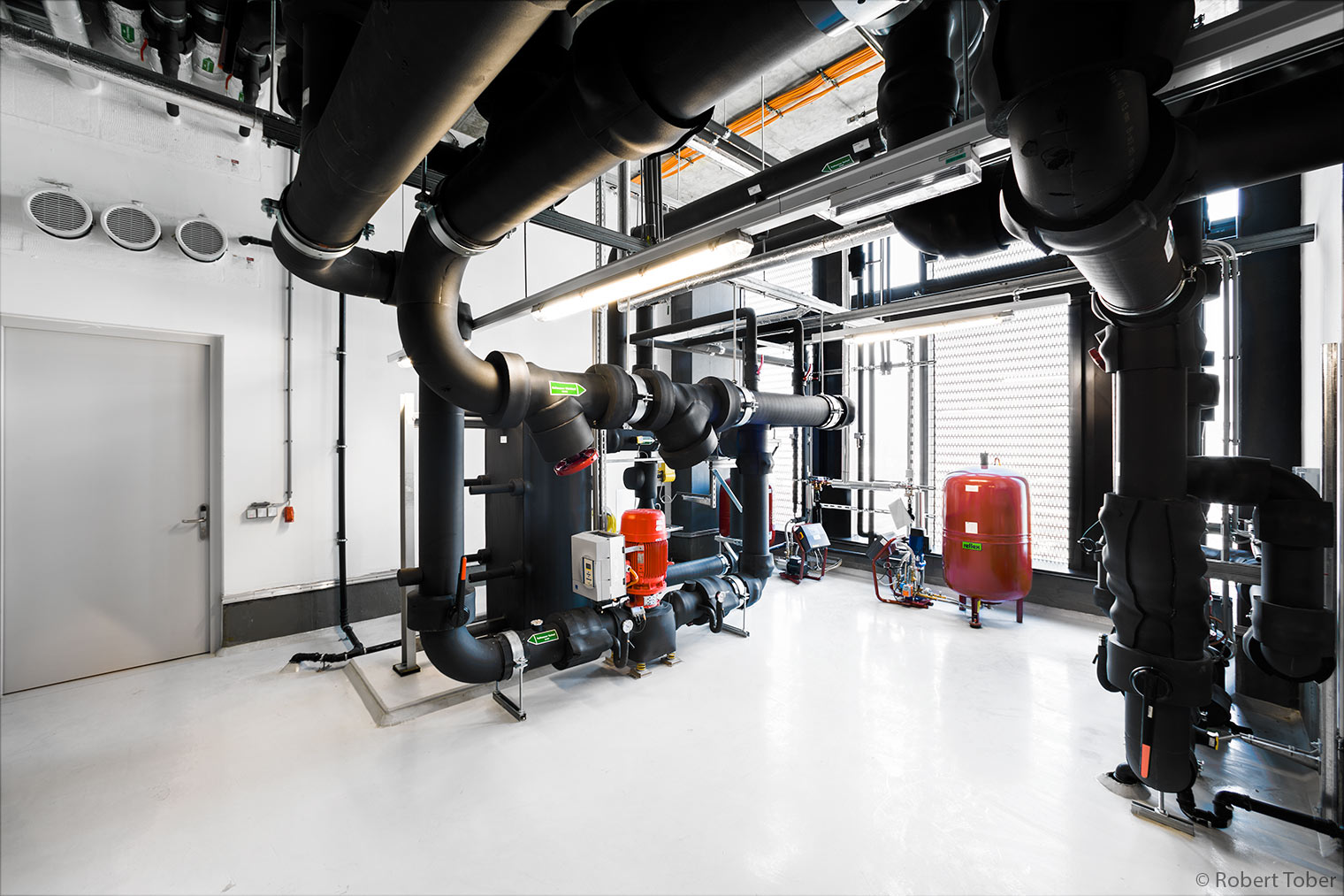 DC Tower 1 Wien, Ebene 44 Haustechnik, Heizung und Klimatisation. Isolierung der Rohrleitungen mit Armaflex. · Foto: Robert Tober