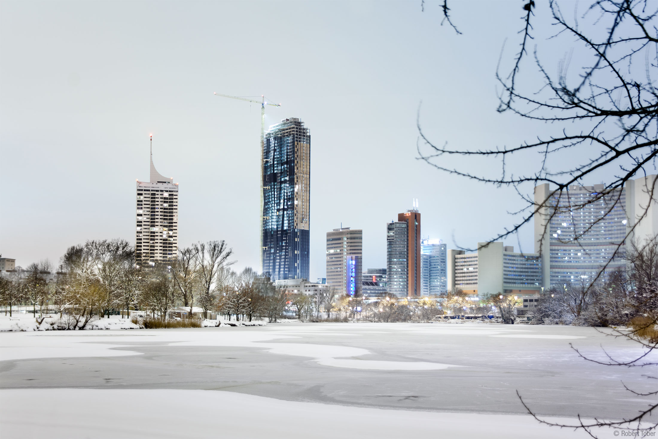 Die Wiener Donau City hinter dem zugefrorenem Kaiserwasser im Winter. Hochhaus Neue Donau, DC Tower 1, Tech Gate Vienna, Andromeda-Tower und die UNO City. · Foto: Robert Tober