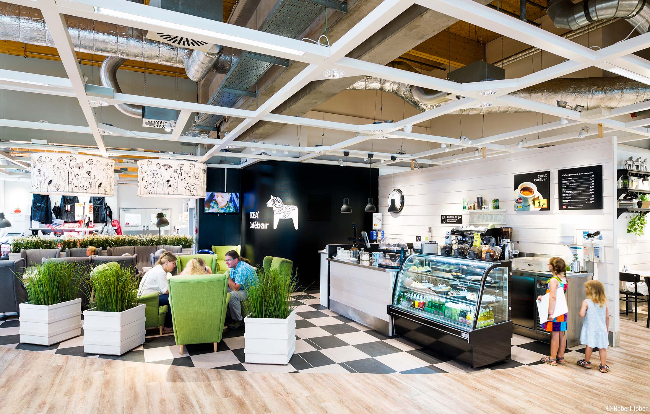 IKEA Cafébar mit Gästen © Robert Tober
